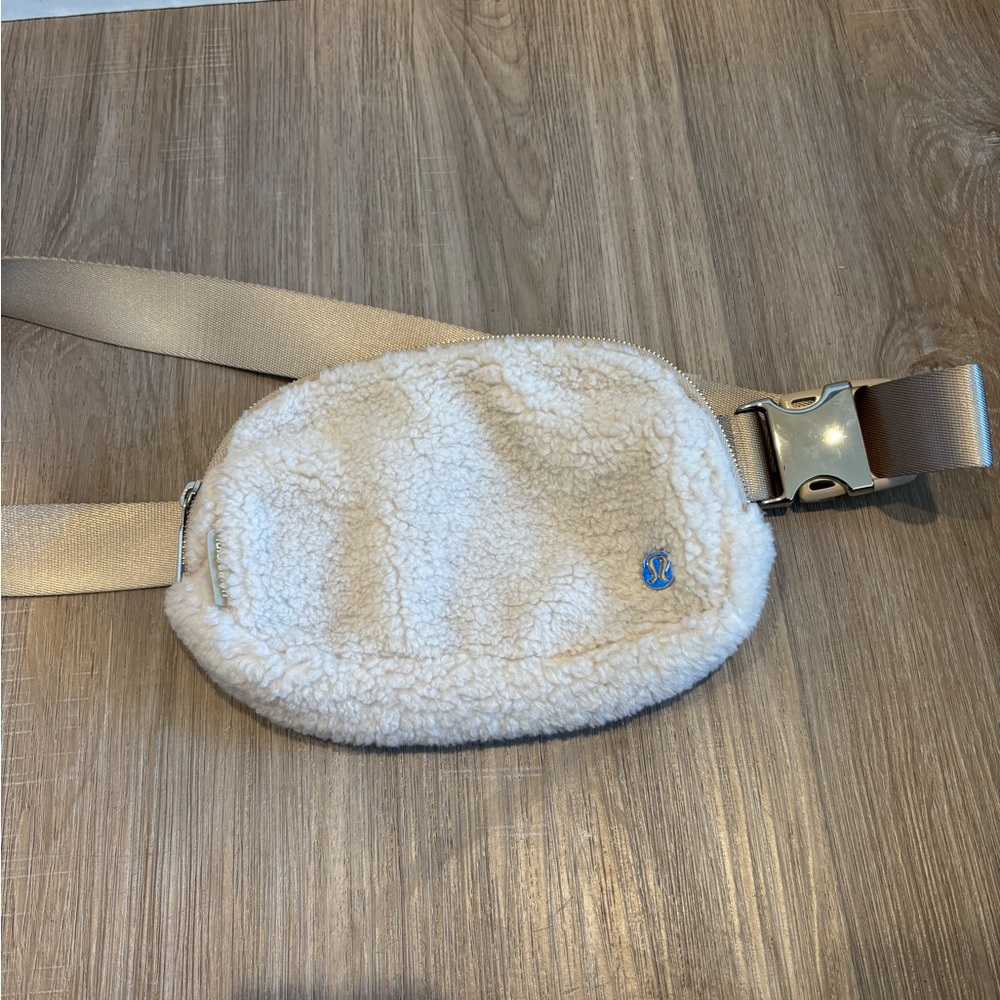 Lululemon Everywhere Belt Bag 1L Fleece White Opal w/ Gold